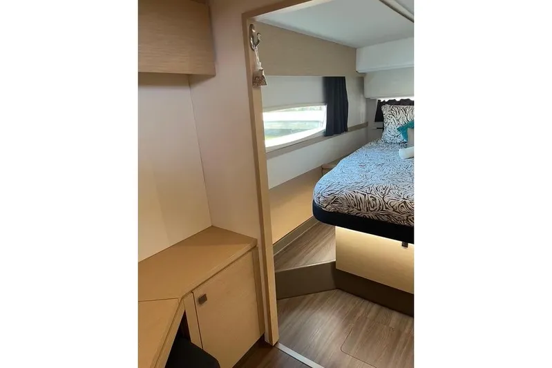 Akua Yacht Photos Pics Interior of 2018 Fountaine Pajot Helia 44 Evolution yacht cabin with bed and window.