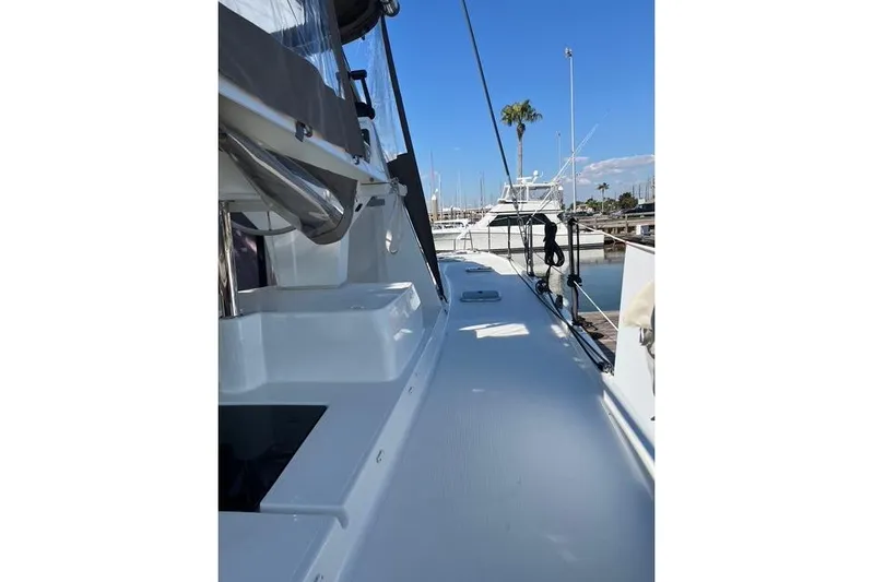 Akua Yacht Photos Pics 2018 Fountaine Pajot Helia 44 Evolution catamaran deck view at marina.