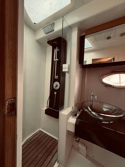  Yacht Photos Pics 2009 Azimut Atlantis 50 yacht bathroom with modern shower and sink.