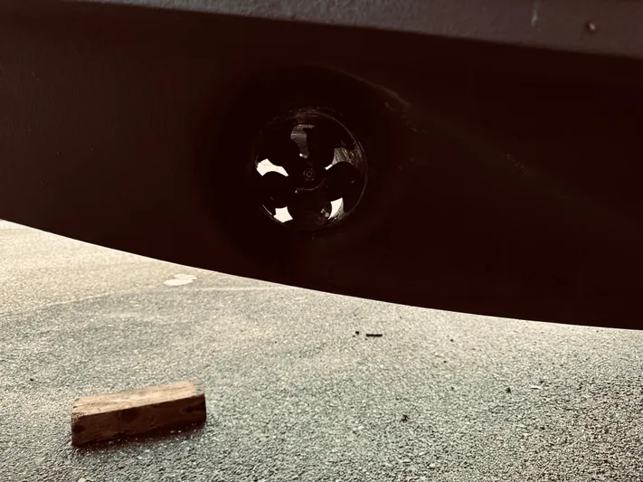  Yacht Photos Pics Close-up of Azimut Atlantis 50 2009 boat propeller on dry dock.