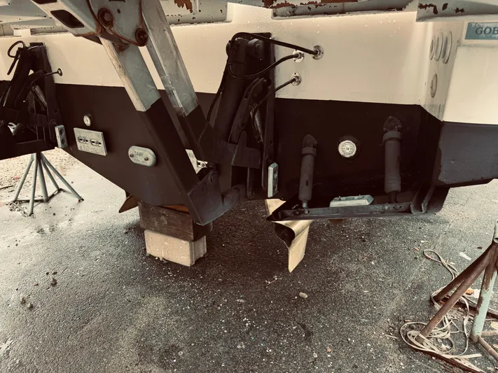  Yacht Photos Pics 2009 Azimut Atlantis 50 yacht stern view on dry dock.