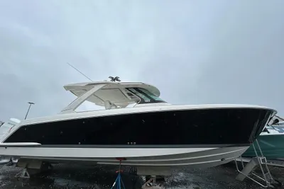 Tiara Yachts 38 LS