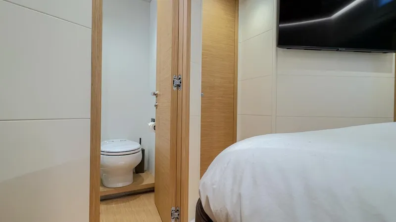  Yacht Photos Pics Interior of 2022 Pardo Yachts E60, featuring a modern bedroom and bathroom.