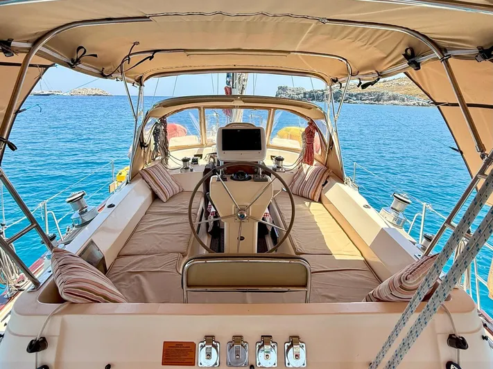  Yacht Photos Pics Luxurious 2008 Island Packet 465 yacht cockpit with comfortable seating and ocean view.