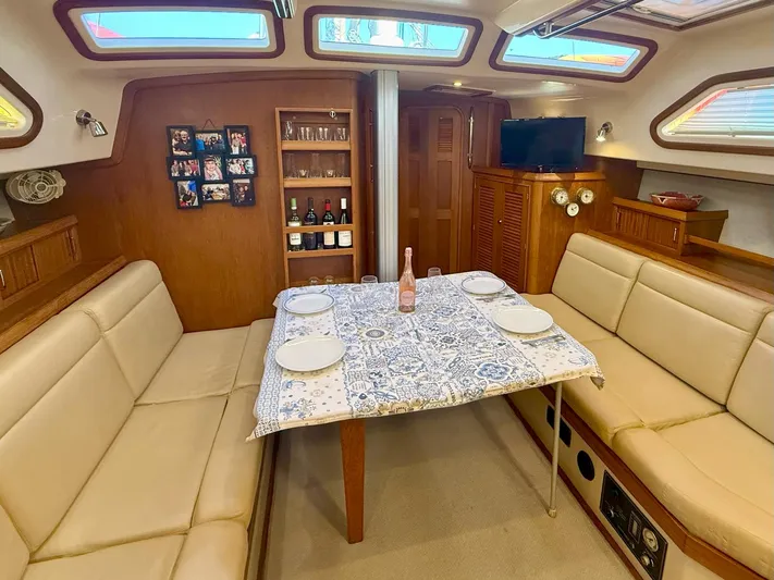  Yacht Photos Pics Luxurious 2008 Island Packet 465 yacht interior with dining area and elegant decor.