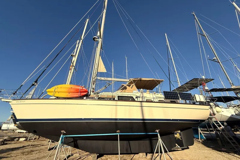 Yacht Photos Pics 2008 Island Packet 465 sailboat on dry dock with kayaks and solar panels.