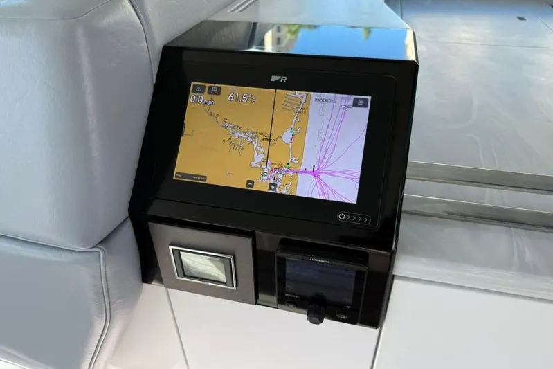  Yacht Photos Pics Navigation display on 2022 Formula 500 Super Sport Crossover boat dashboard.