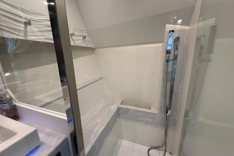  Yacht Photos Pics Modern bathroom interior in 2022 Formula 500 Super Sport Crossover boat.