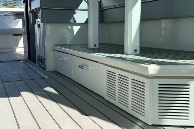  Yacht Photos Pics Interior of 2022 Formula 500 Super Sport Crossover boat, featuring sleek seating and storage.