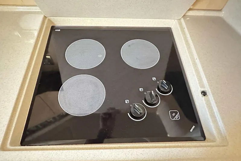  Yacht Photos Pics Stovetop on 2000 Sea Ray 410 Sundancer yacht, featuring four burners and control knobs.