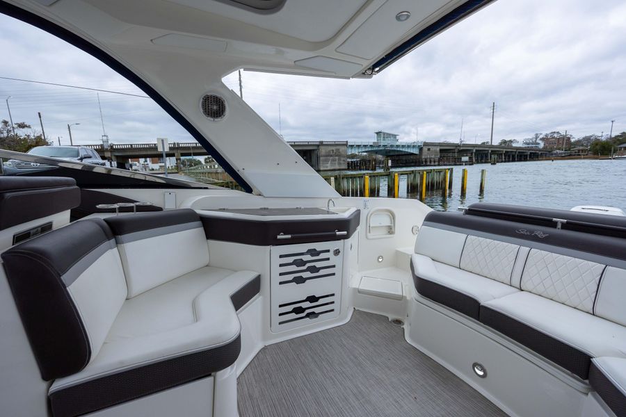 2017 Sea Ray 310 SLX OB