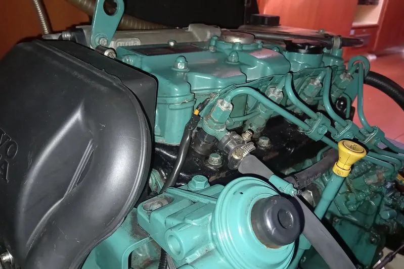 We Reach Yacht Photos Pics Engine of a 2011 Dufour 425 Grand Large sailboat, detailed view.