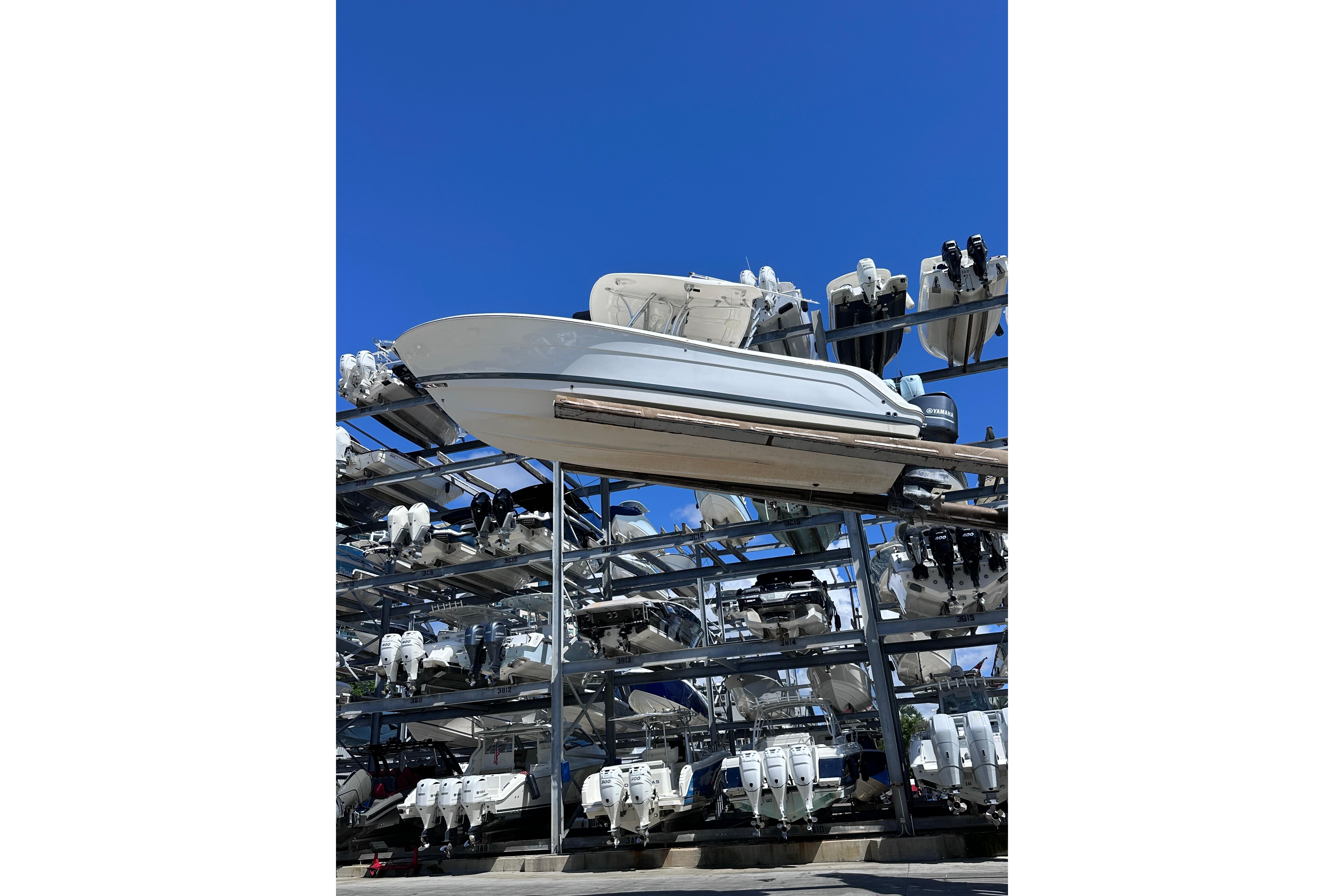 Robalo R300 Center Console