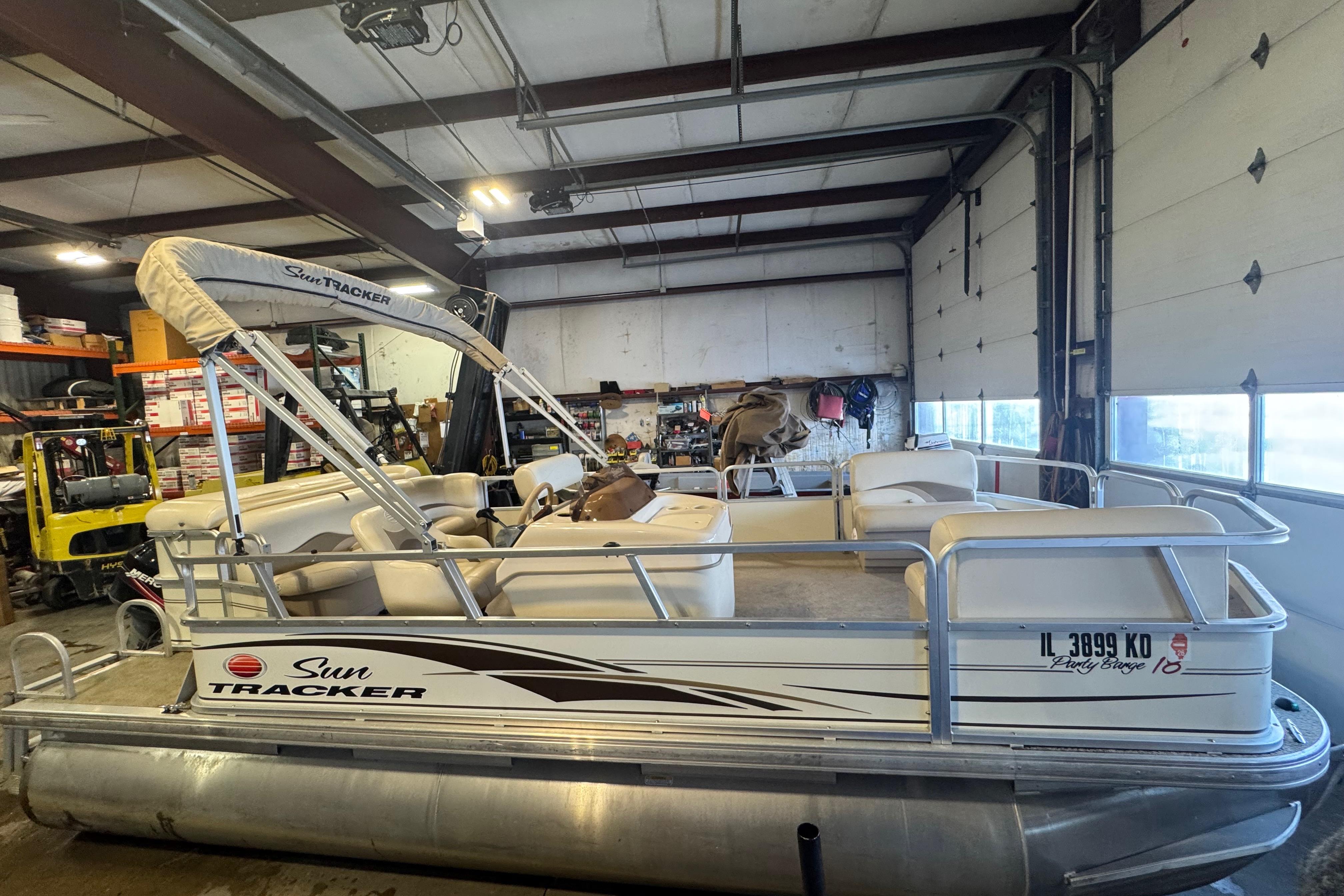 Sun Tracker Party Barge 18 Signature Series