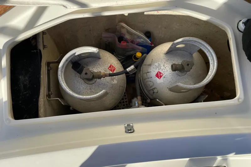  Yacht Photos Pics Dual Propane Tanks