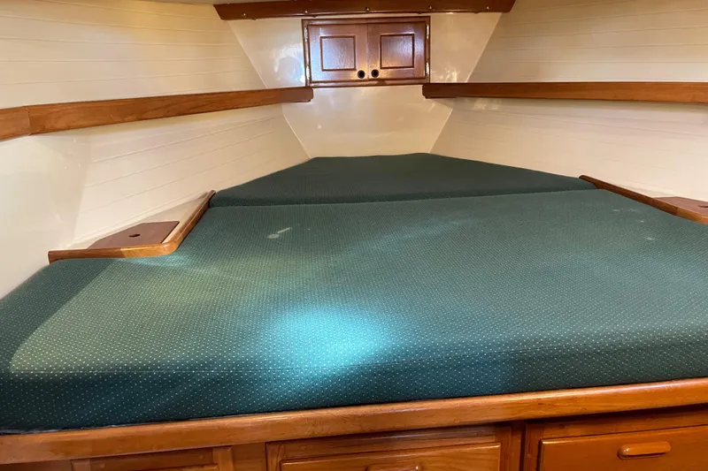  Yacht Photos Pics Forward Stateroom