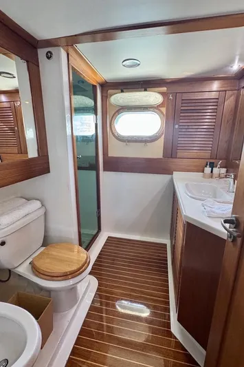 Trindade Yacht Photos Pics Master Stateroom Head