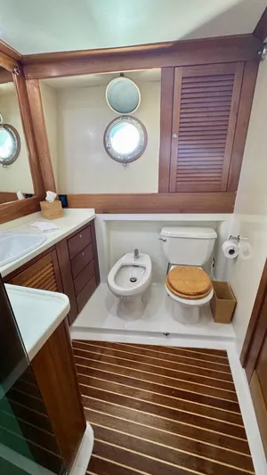 Trindade Yacht Photos Pics Starboard Guest Stateroom Head