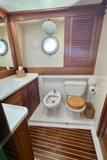 Trindade Yacht Photos Pics Port Guest Stateroom Head