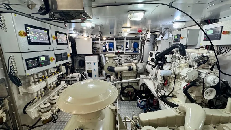 Trindade Yacht Photos Pics Engine Room