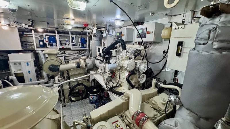 Trindade Yacht Photos Pics Engine Room