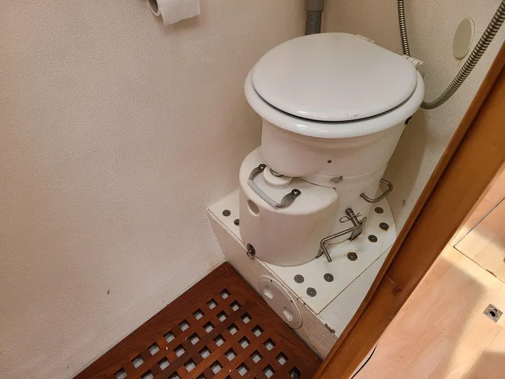Carpe Aura Yacht Photos Pics Composting toilet.jpg