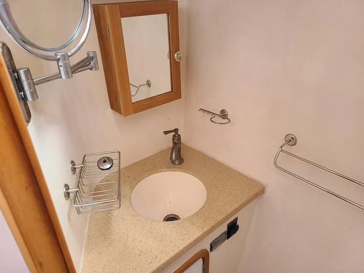 Carpe Aura Yacht Photos Pics 