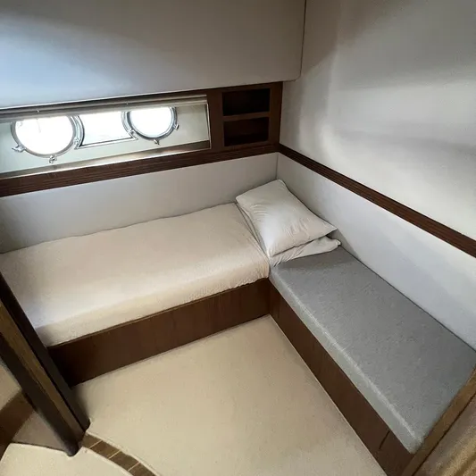  Yacht Photos Pics 2007 Apreamare 65 yacht cabin with twin beds and porthole window.