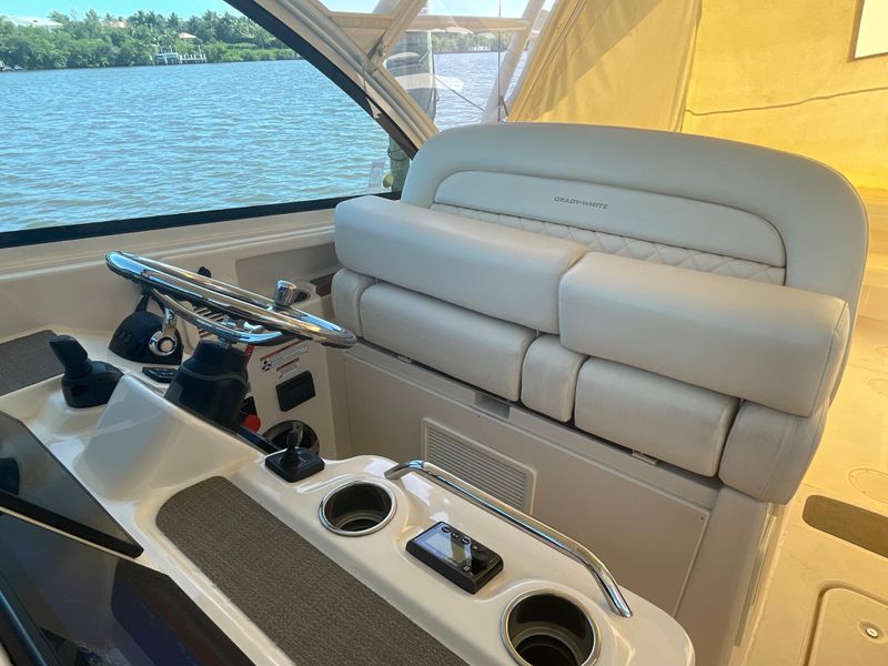 2017 Grady-White Freedom 375