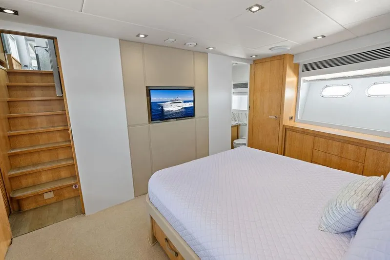  Yacht Photos Pics Luxurious 2014 Horizon RP 110 yacht bedroom with modern decor and built-in TV.