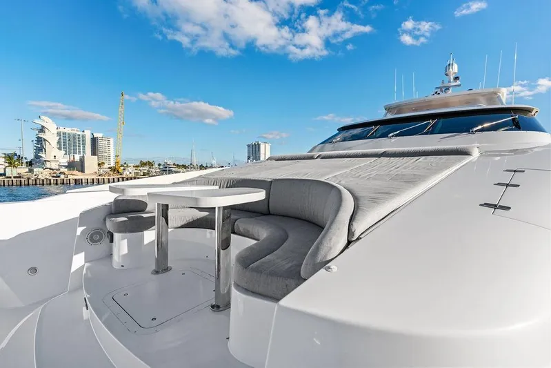  Yacht Photos Pics Luxurious Horizon RP 110 yacht deck with seating, 2014 model, under a clear blue sky.