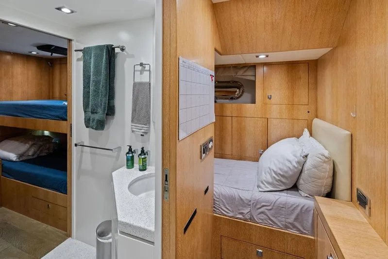  Yacht Photos Pics Luxurious 2014 Horizon RP 110 yacht interior with cozy cabin and modern bathroom.