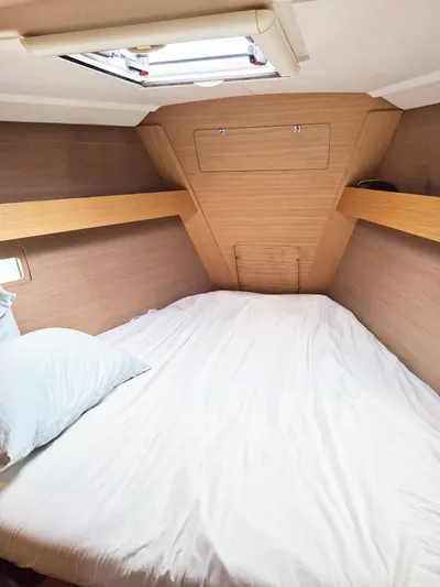  Yacht Photos Pics Front cabin