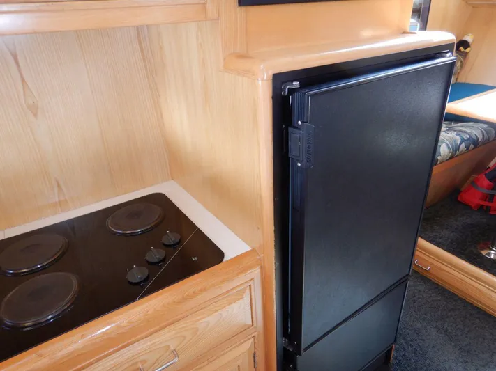  Yacht Photos Pics 1990 Ocean Alexander 440 Sundeck CPMY kitchen with stove and refrigerator.