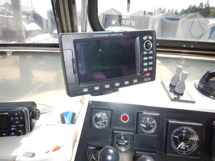  Yacht Photos Pics Control panel of 1990 Ocean Alexander 440 Sundeck CPMY with navigation equipment.