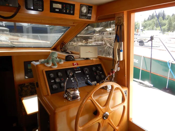  Yacht Photos Pics 1990 Ocean Alexander 440 Sundeck CPMY helm with wooden wheel and control panel.
