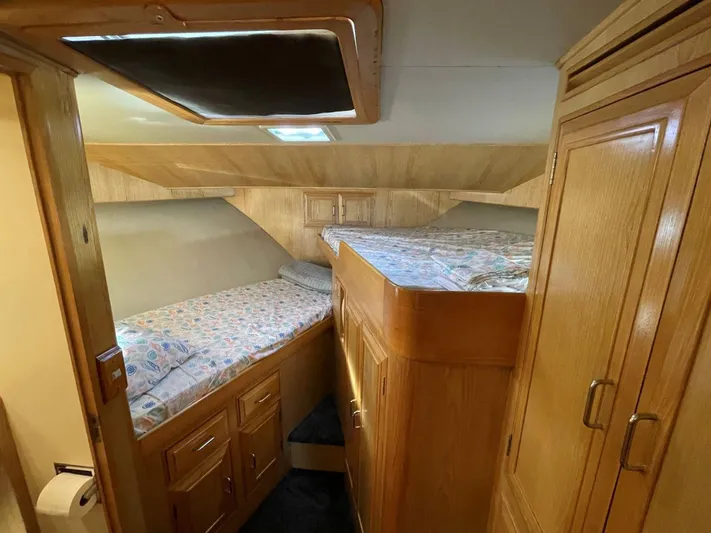  Yacht Photos Pics 1990 Ocean Alexander 440 Sundeck CPMY cabin with twin beds and wooden cabinetry.