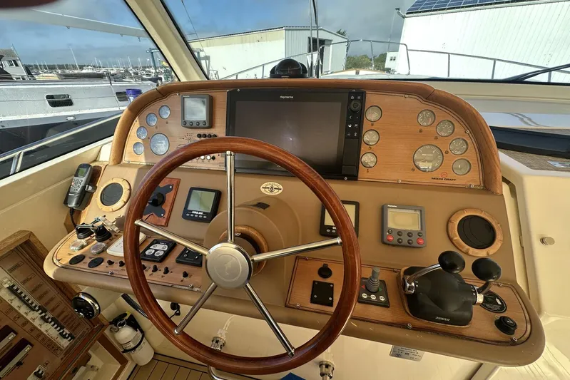 Pallavisino Yacht Photos Pics 2007 Mochi Craft 44 Dolphin yacht helm with wooden dashboard and navigation instruments.