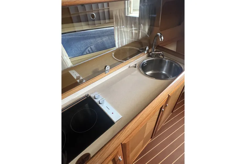 Pallavisino Yacht Photos Pics 2007 Mochi Craft 44 Dolphin yacht kitchen with sink and stovetop.