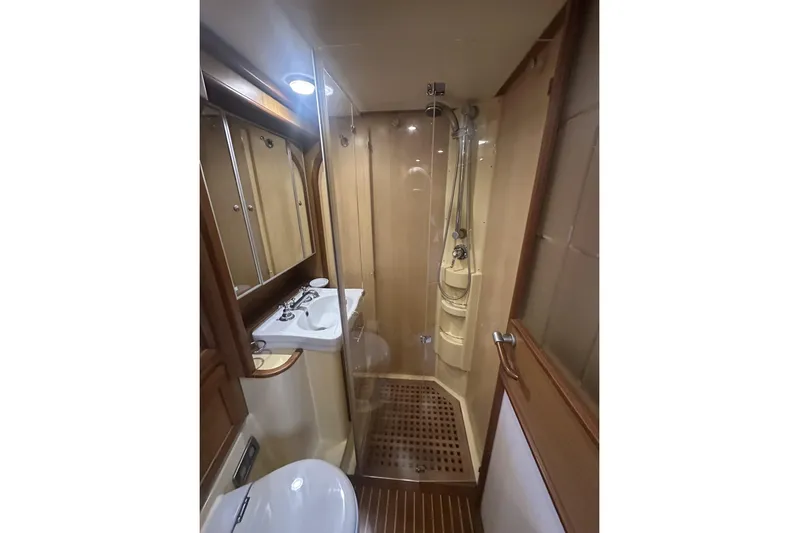 Pallavisino Yacht Photos Pics Luxurious bathroom in 2007 Mochi Craft 44 Dolphin yacht with shower and sink.
