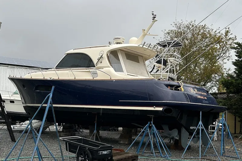 Pallavisino Yacht Photos Pics 2007 Mochi Craft 44 Dolphin yacht on stands, blue hull, outdoor storage.