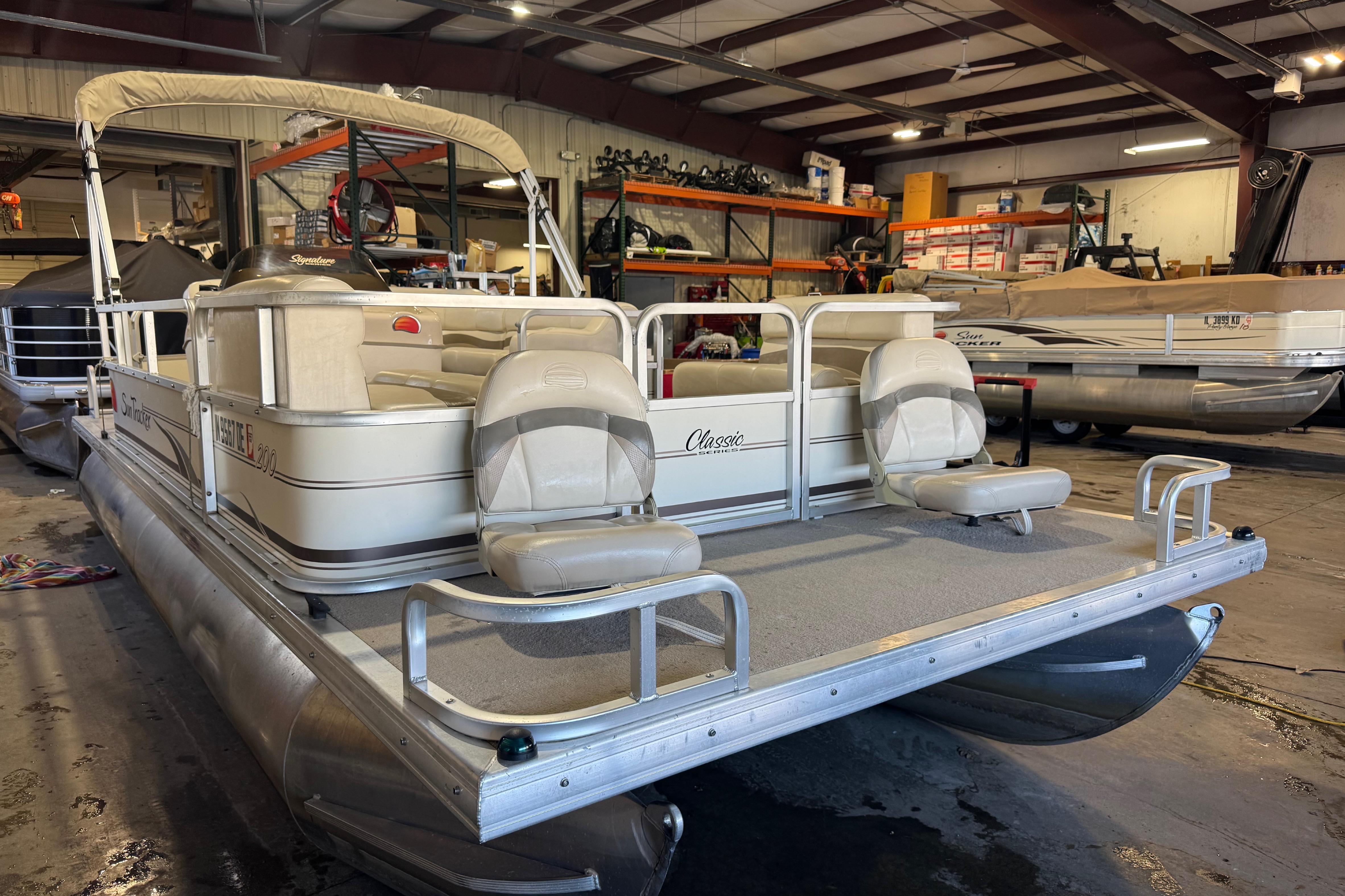 Sun Tracker Party Barge 200 Classic Series