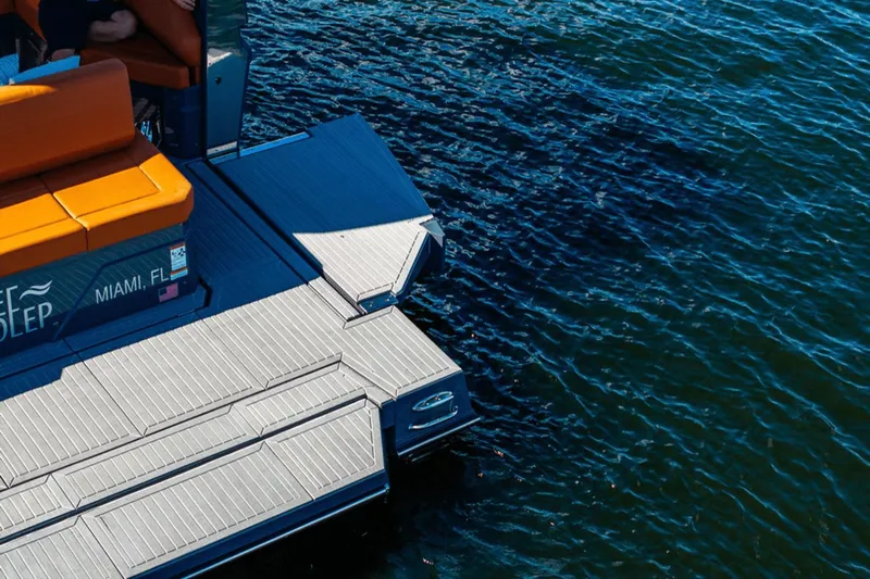 Knee Deep Yacht Photos Pics 