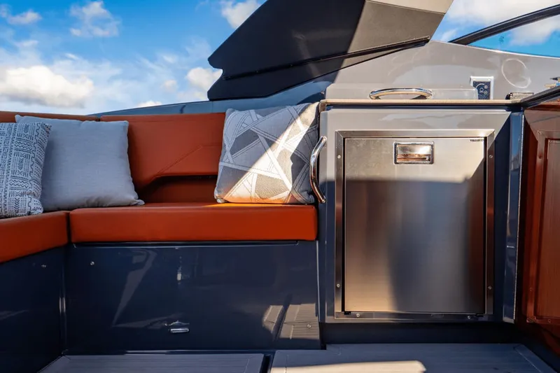 Knee Deep Yacht Photos Pics 