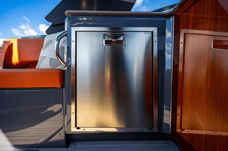 Knee Deep Yacht Photos Pics 