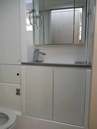 Rockin U Yacht Photos Pics Bathroom interior of 2020 Leopard 43 Powercat with modern fixtures and mirror.