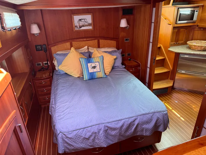 Its A Blast Yacht Photos Pics Luxurious 2010 Sabre 52 Salon Express cabin with cozy bed and elegant wood interior.