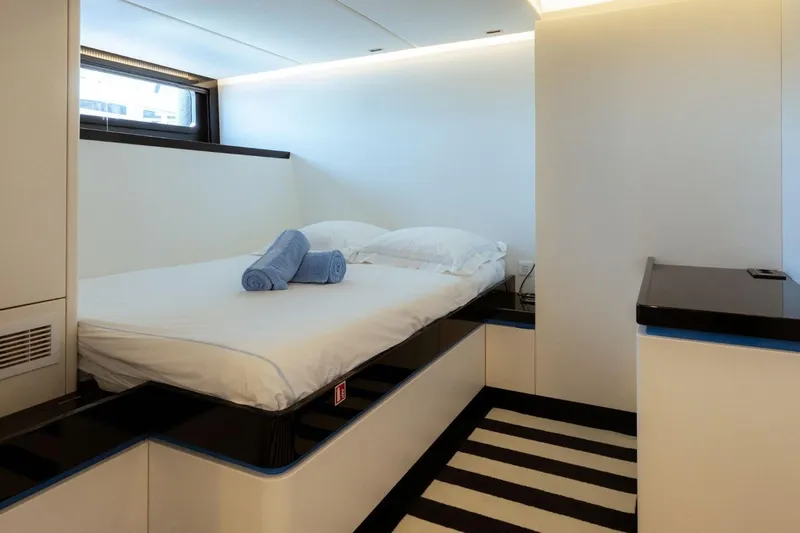 Nomad IV Yacht Photos Pics Guest cabin – double bed