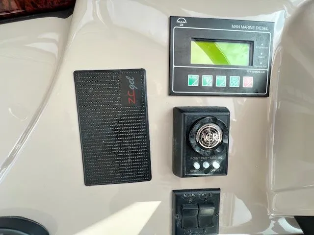  Yacht Photos Pics Control panel of a 2005 Sea Ray 500 Sundancer boat.