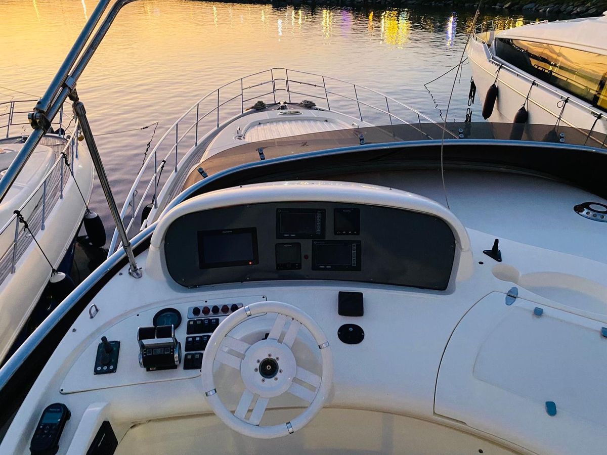 2006 Azimut 68 